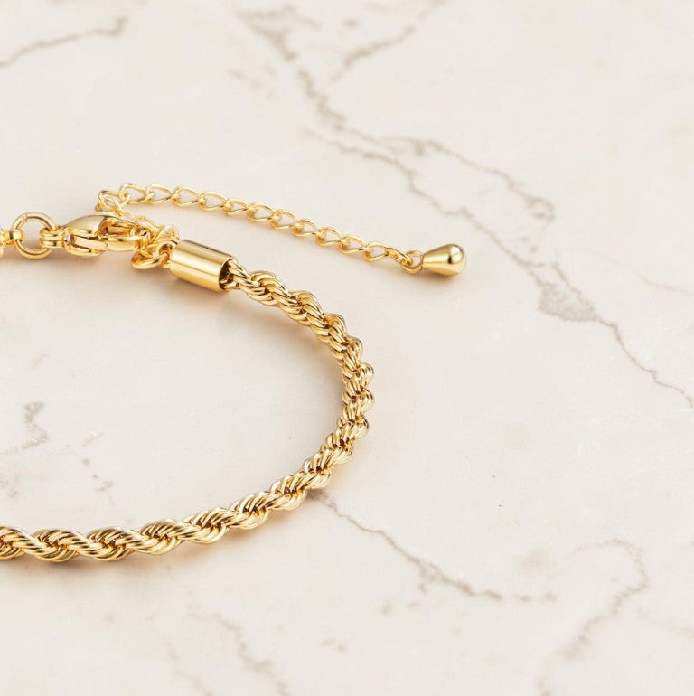 Elegante Gouden Armband voor Vrouwen - Verguld Waterbestendig, Gedraaid Patroon met Elegante Sluiting