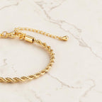 Elegante Gouden Armband voor Vrouwen - Verguld Waterbestendig, Gedraaid Patroon met Elegante Sluiting