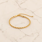 Elegante Gouden Armband voor Vrouwen - Verguld Waterbestendig, Gedraaid Patroon met Elegante Sluiting